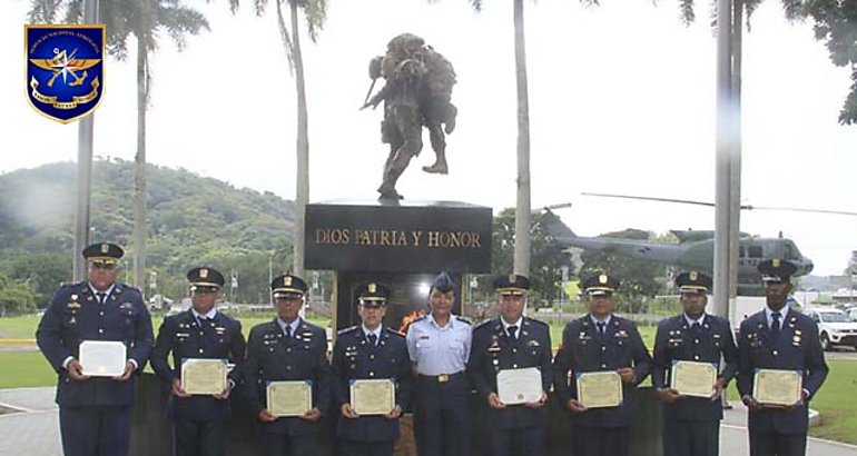  Ocho aeronavales realizan curso naval en Navsciatts