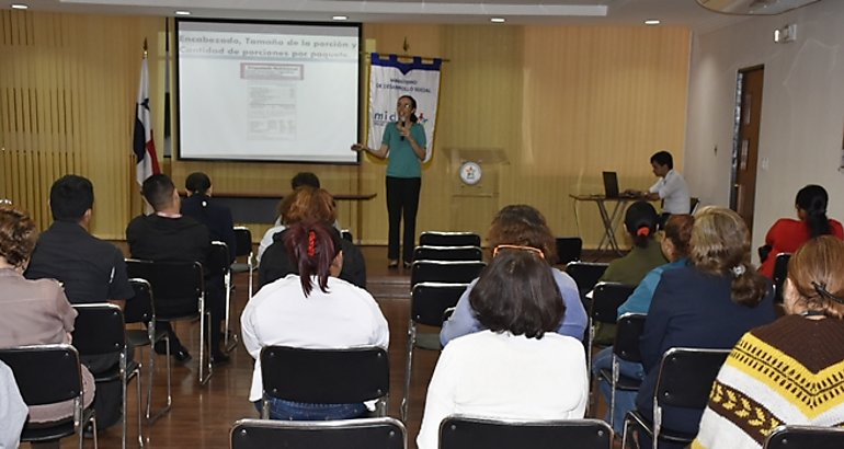 Dictan taller de alimentacin a colaboradores del MIDES