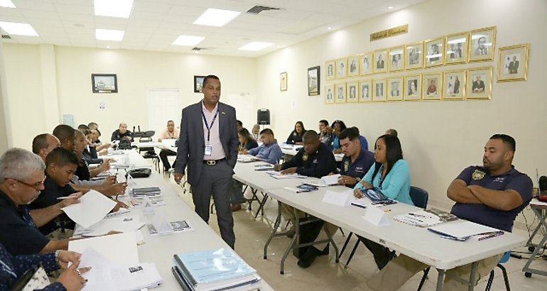 Seminario sobre normas aduaneras a inspectores de la DPFA