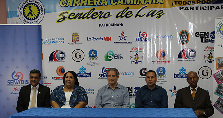 Conferencia de prensa de evento deportivo inclusivo