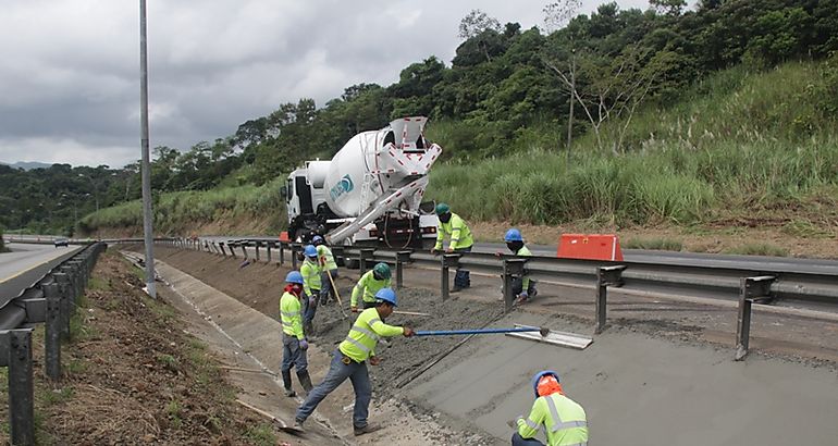 Trabajos de reposicin de losa en la carretera Centenario