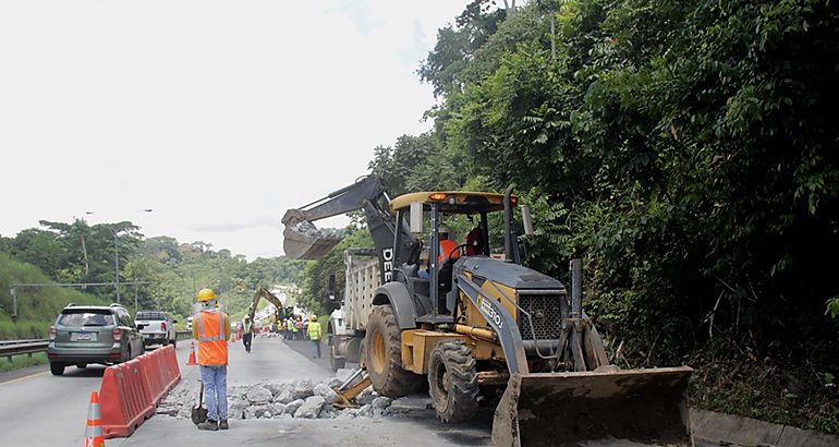 Trabajos de reposicin de losas en carretera Centenario