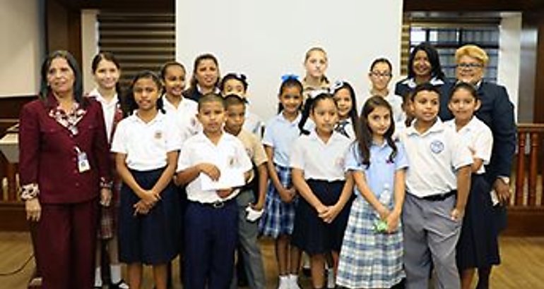 Estudiantes de primaria compitieron en el concurso regional de poesa