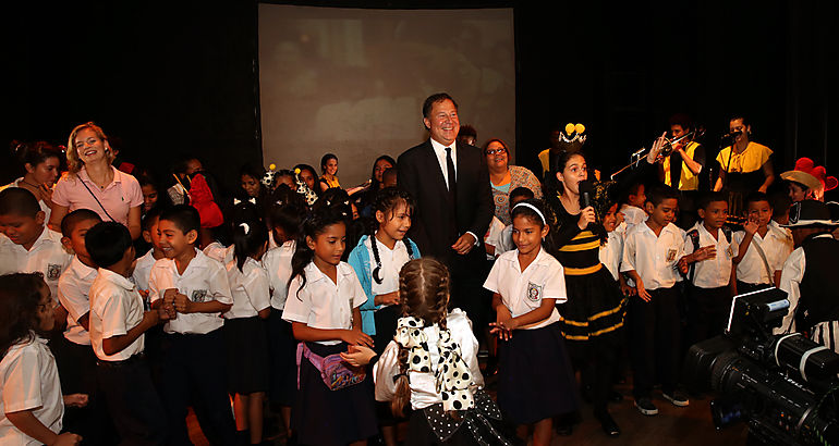 Presidente Varela acompaa a los nios de la obra de teatro La Colmenita 