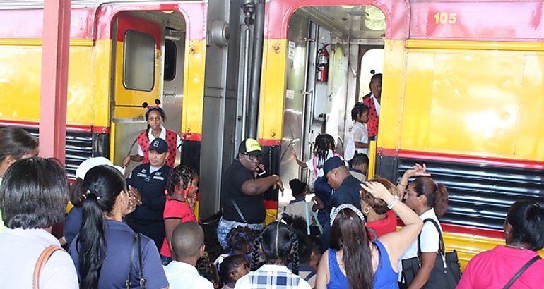 Nios colonenses disfrutan de un viaje en tren