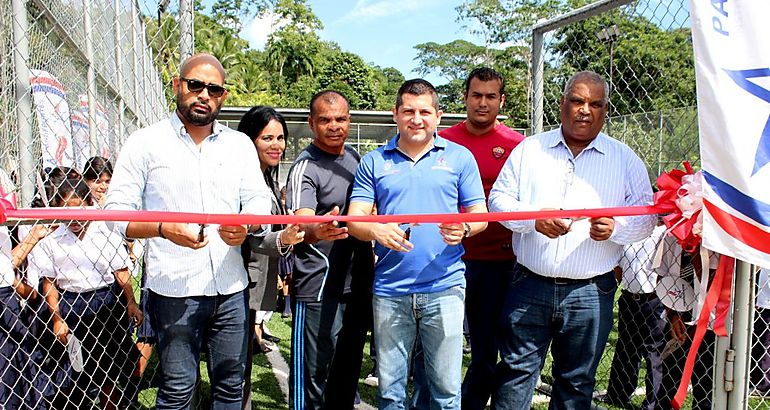 Inauguran canchas sintticas de ftbol y gimnasio multiuso