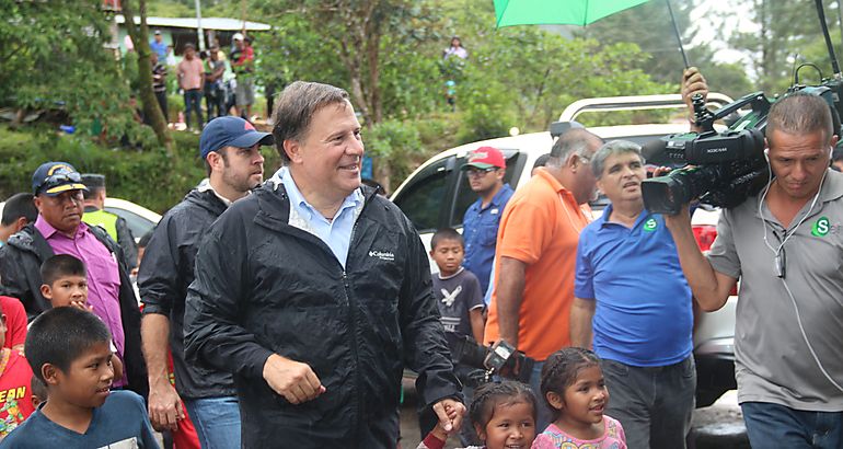 Presidente Varela y ministro Etchelecu entregan 270 casas