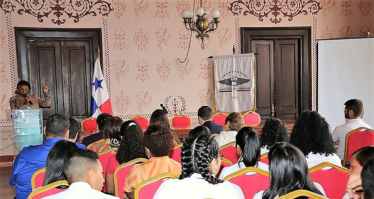 Estudiantes participan en charla sobre Bolvar