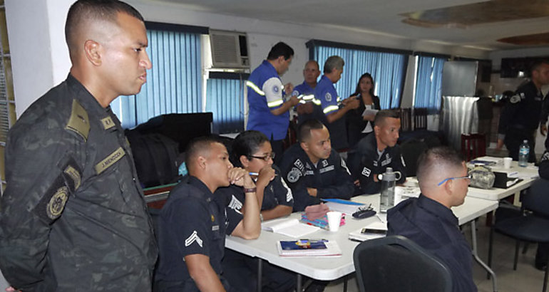 CSS instruye a personal de Polica Nacional en manejo de vehculos de emergencia