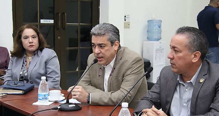 Ministro de Salud Miguel Mayo