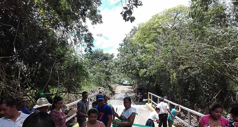 Entrega de nuevo puente en la comunidad de los Palomos