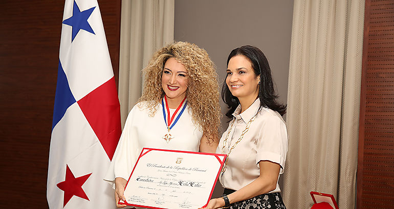 Vicepresidenta Isabel de Saint Malo de Alvarado condecor a Erika Ender