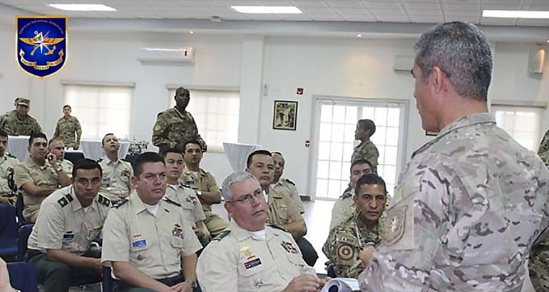 Oficiales colombianos en la Aeronaval