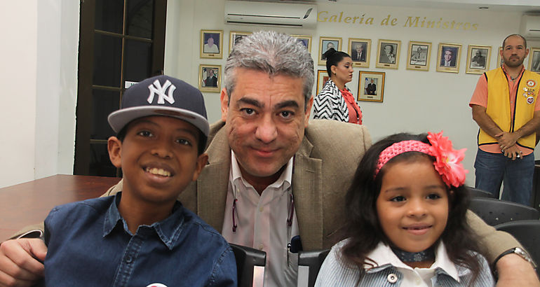 Ministro de salud con nios