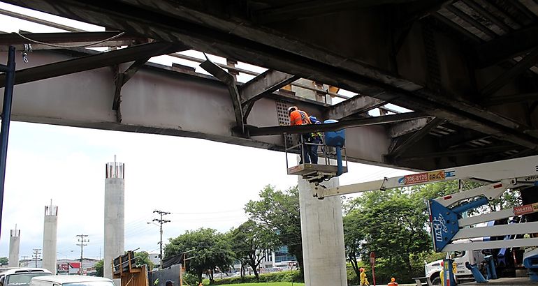 Continan los trabajos de reparacin del puente vehicular de Villa Lucre