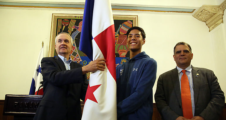 Ministro Alemn entrega bandera nacional 