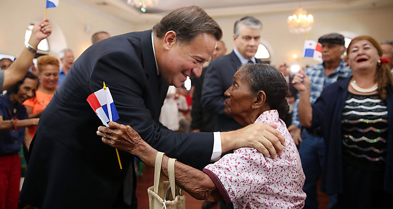 Varela con anciana