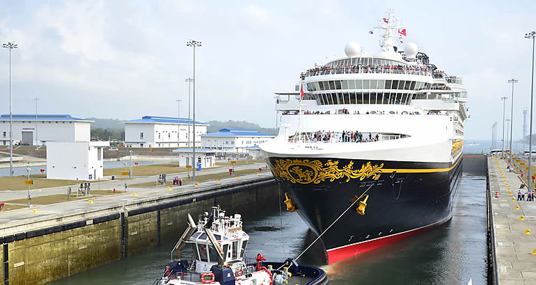 Barco Disney Wonder por el canal