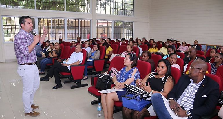 Capacitacin dirigida a funcionarios estudiantes y residentes de la provincia de Coln