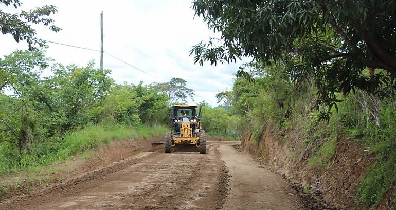 Rehabilitacin de caminos Las Minas en Herrera  maquinaria