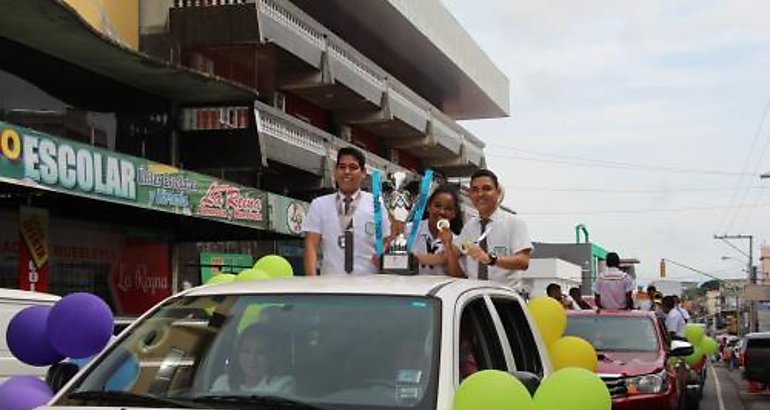 Estudiantes que ganaron la Copa Nacional de Debate 2017