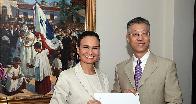 Vicepresidenta y Canciller de la Repblica Isabel de Saint Malo y embajador de China Wei Qiang