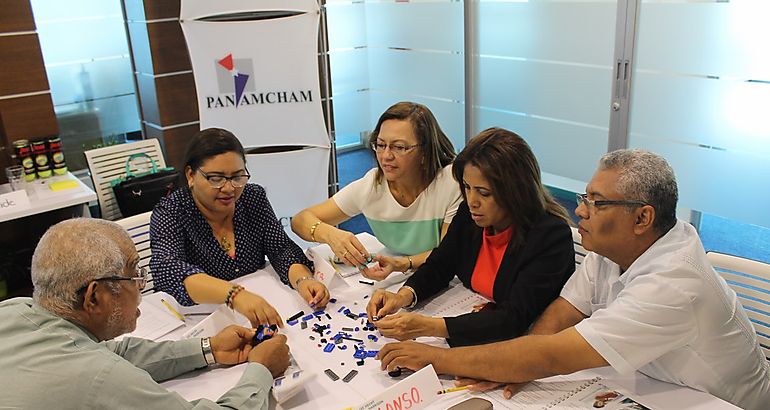 Taller a Directores de Centros Educativos de San Miguelito del Programa de RSE de AmCham