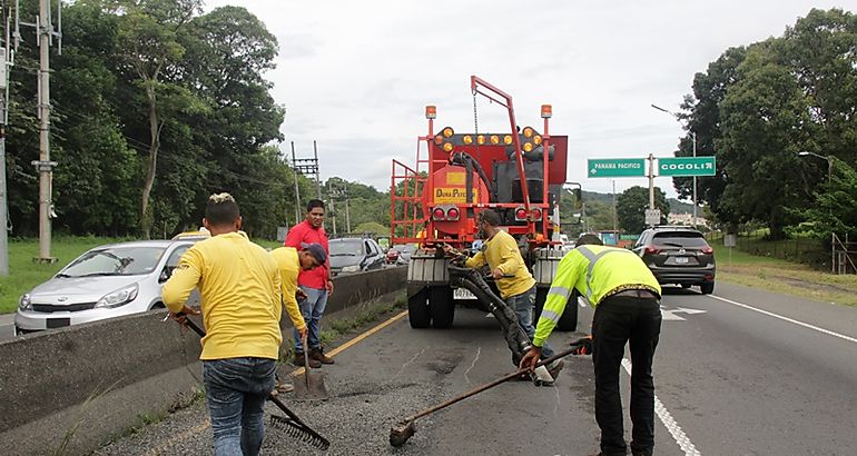 Con camiones Tapahuecos se reparan tramos desde puente de Las Amricas  Arraijn y Paraso