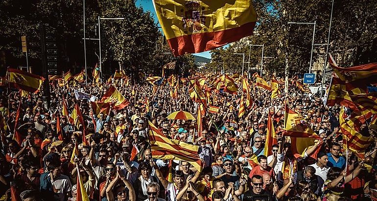 Miles de personas se manifiestan en Barcelona contra independencia de Catalua