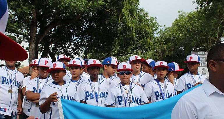 Campeones de Bisbol Panamericano Sub12 abanderados