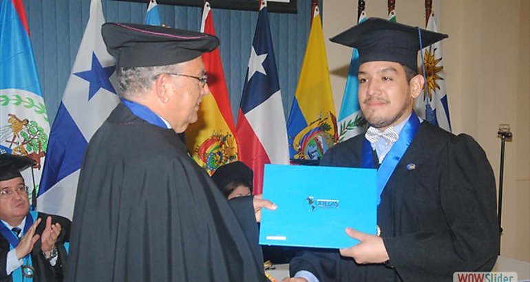 Entrega de diplomas en UDELAS 