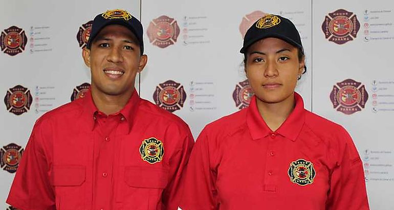 Los bomberos Diomedes Caballero y Katheryn Bravo