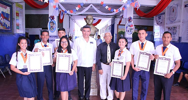 Rector de la UTP hace entrega de Certificados de Honor al Mrito