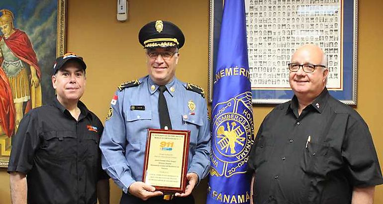 Director del Cuerpo de Bomberos recibe reconocimiento 