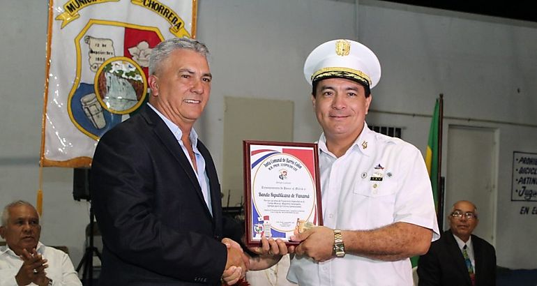 Autoridades de La Chorrera entregan placa de reconocimiento a la Banda Republicana 