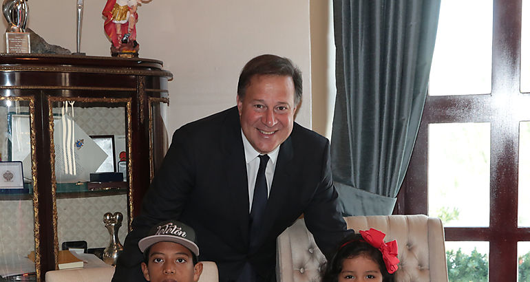 Presidente Varela recibe a los nios smbolos de la Teletn 