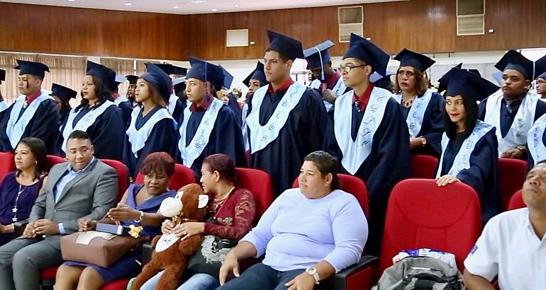 Graduacin del proyecto educativo de la Fundacin Jess Luz de Oportunidad y el CBL San Miguelito