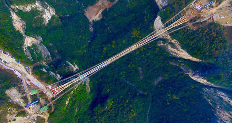  Puente suspendido de cristal se abre al pblico en Hebei