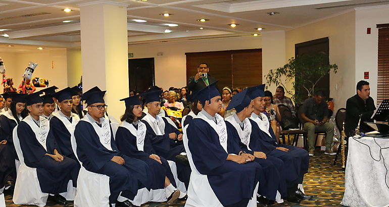 51 jvenes talentosos recibieron su diploma de bachiller en artes diversificadas