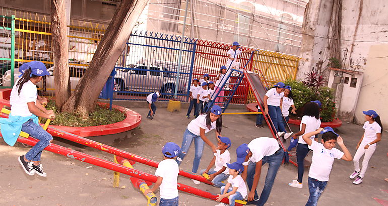 Nios disfrutan en verano feliz Juguemos en el Casco