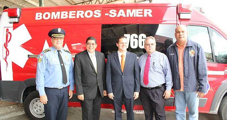 Ministro de Gobierno Carlos Rubio visita el cuerpo de Bomberos 