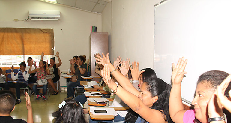 Nios adolescentes y padres de familias sordos y oyentes aprenden lengua de seas panameas 