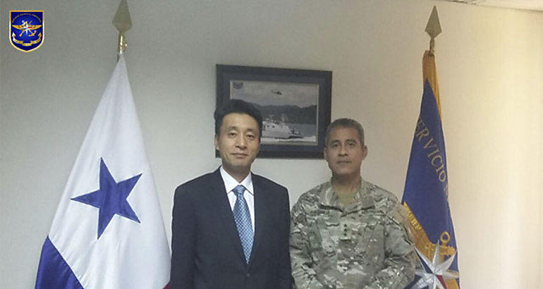 Diplomtico coreano en visita de cortesa a la Aeronaval