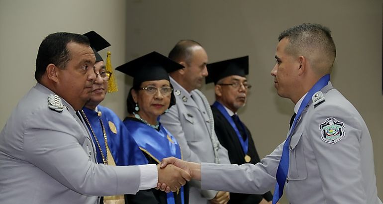  76 Oficiales reciben su diploma en Administracin Policial