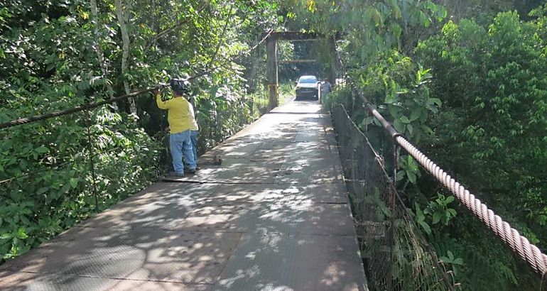 puente colgante vehicular sobre ro Garich