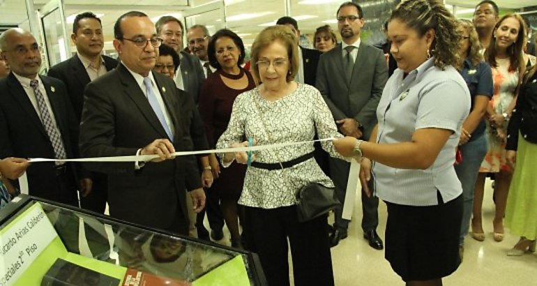 Inauguran la coleccin de libros de la biblioteca personal del ex vicepresidente Arias Caldern