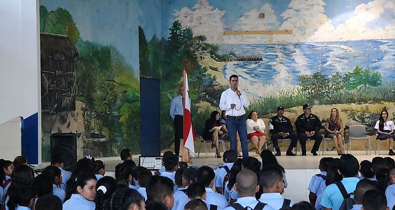 Gobernador Mndez dio la bienvenida a estudiantes al periodo escolar 2018