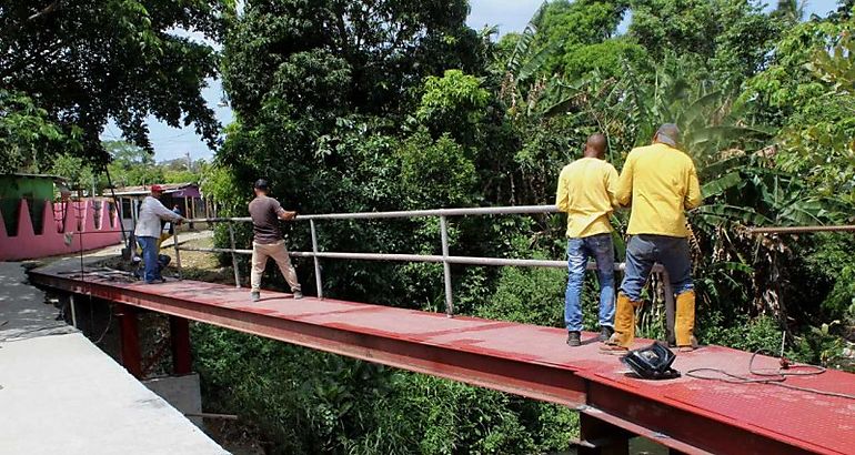 puente peatonal en 24 de Diciembre