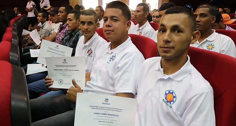 INADEH entrega certificados 