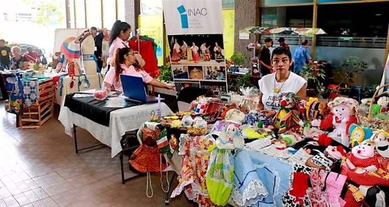 Bazar con emprendimiento femenino en el edificio Hatillo